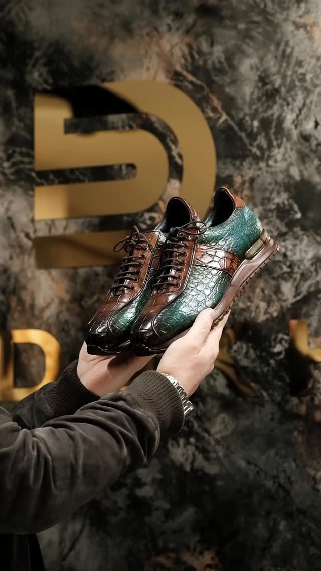 Luxurious Gradient-Colored Crocodile Leather Shoes